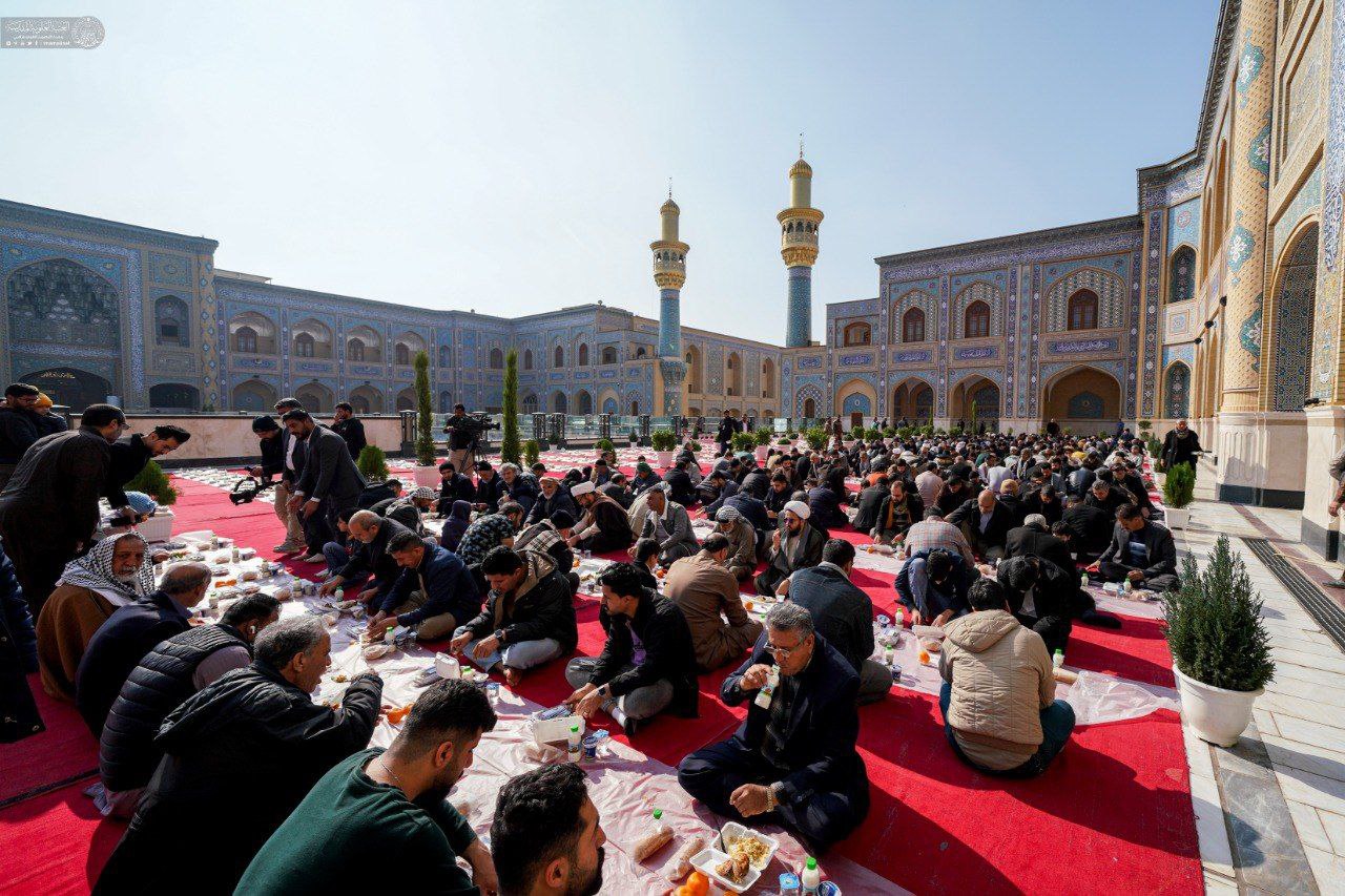 عکس/ برپایی سفره کرامت علوی در صحن مطهر حضرت زهرا سلام‌الله‌علیها 