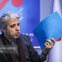 ایوب آقاخانی: نمایشنامه‌نویسان مستعد را رها نکنیم