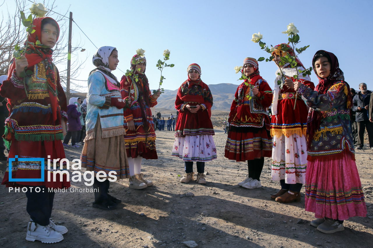 عکس/ افتتاح کتابخانه روستای سیدآباد با حضور وزیر فرهنگ!