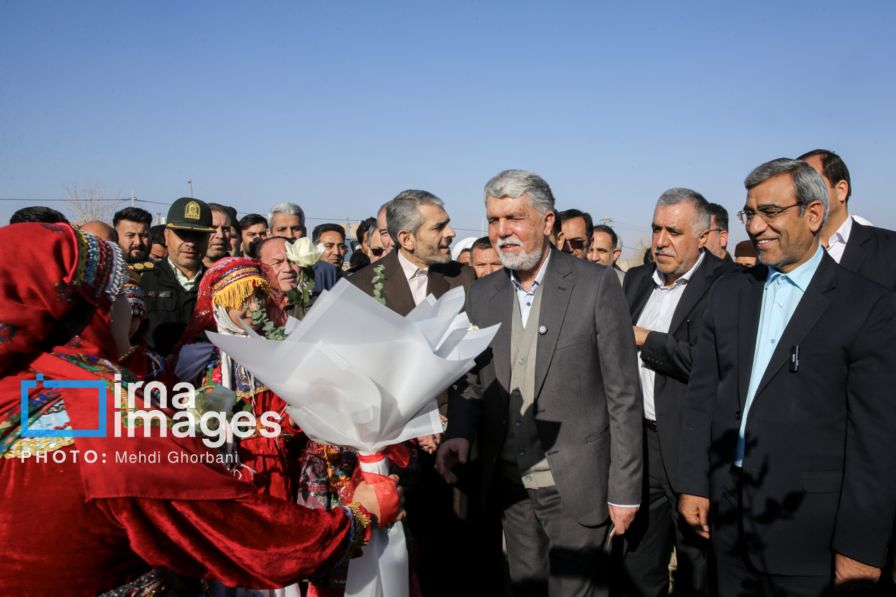 عکس/ افتتاح کتابخانه روستای سیدآباد با حضور وزیر فرهنگ!