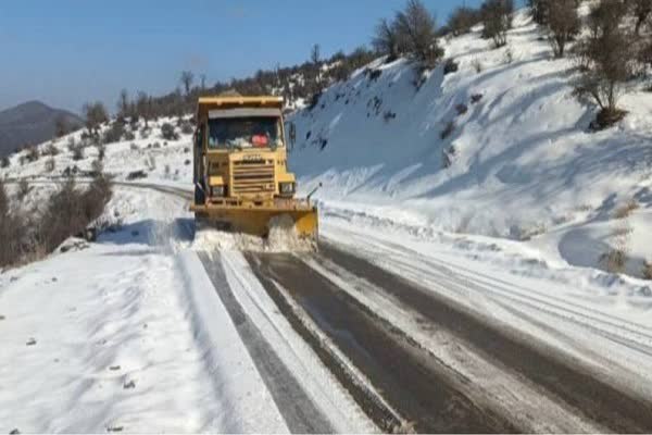 بارش برف در محورهای کوهستانی گلستان؛ جاده‌ها لغزنده است