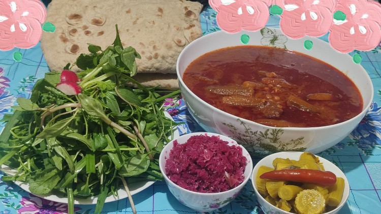 از شما/خورشت بامیه با نان گرم خودم پز وترشی خونگی 😋،نوش نگاهت آن🦋