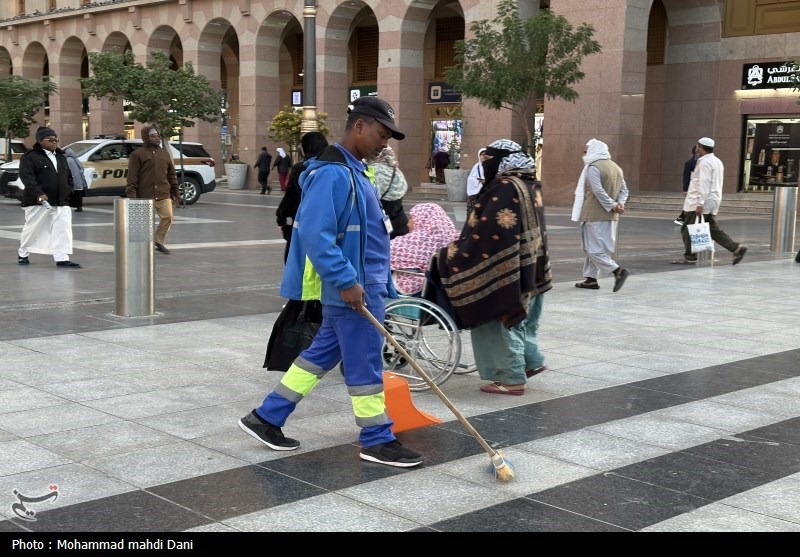 عکس/ خادمان بنگلادشی و پاکستانی حرم پیامبر (ص) در مدینه