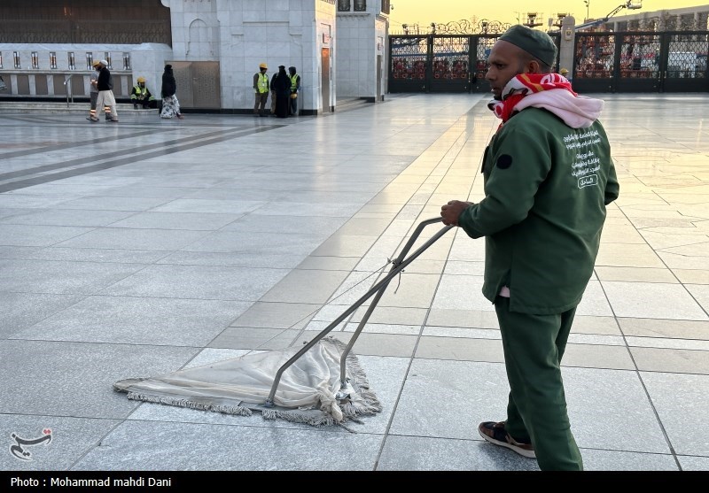 عکس/ خادمان بنگلادشی و پاکستانی حرم پیامبر (ص) در مدینه