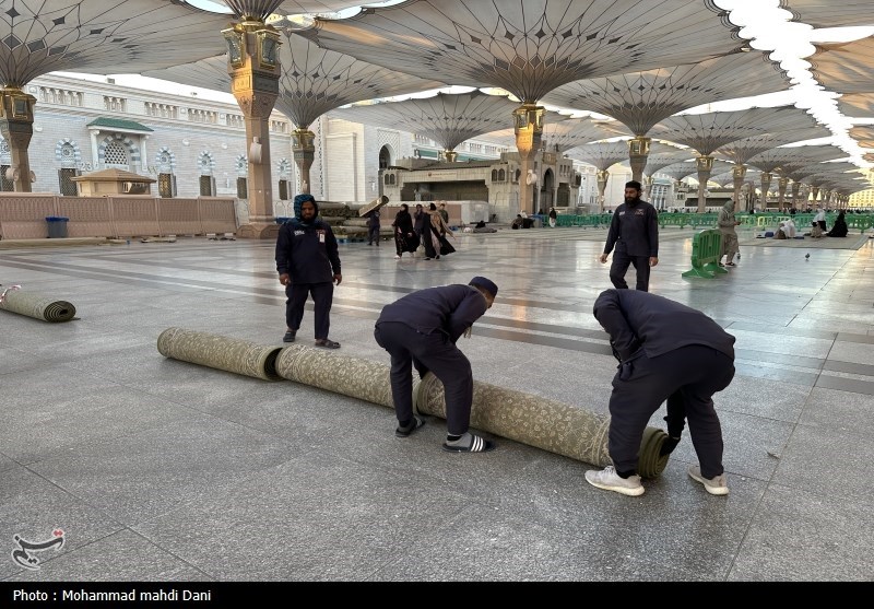 عکس/ خادمان بنگلادشی و پاکستانی حرم پیامبر (ص) در مدینه