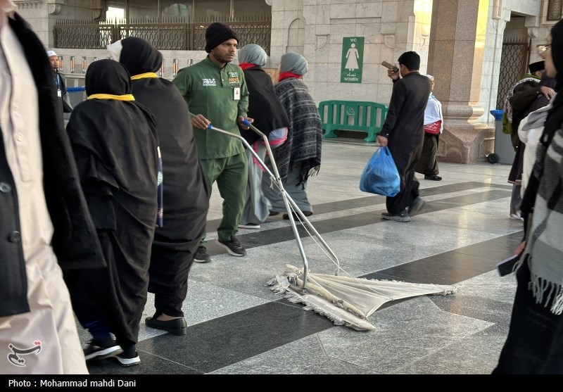 عکس/ خادمان بنگلادشی و پاکستانی حرم پیامبر (ص) در مدینه