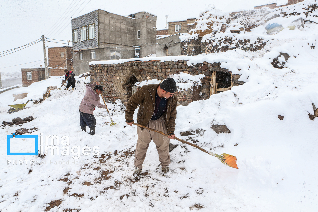 بارش برف زمستانی در روستای اسکندان اسکو