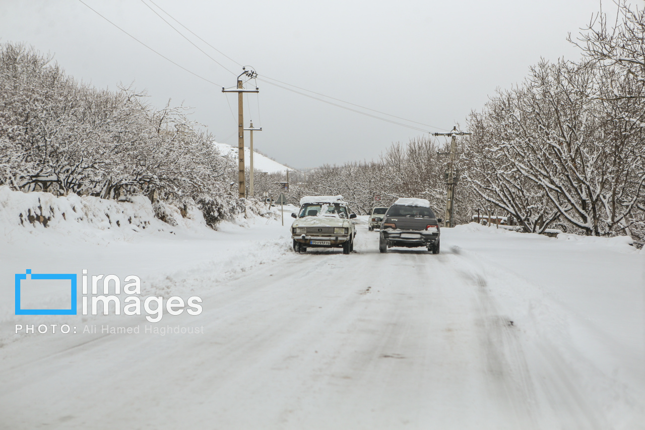 بارش برف زمستانی در روستای اسکندان اسکو