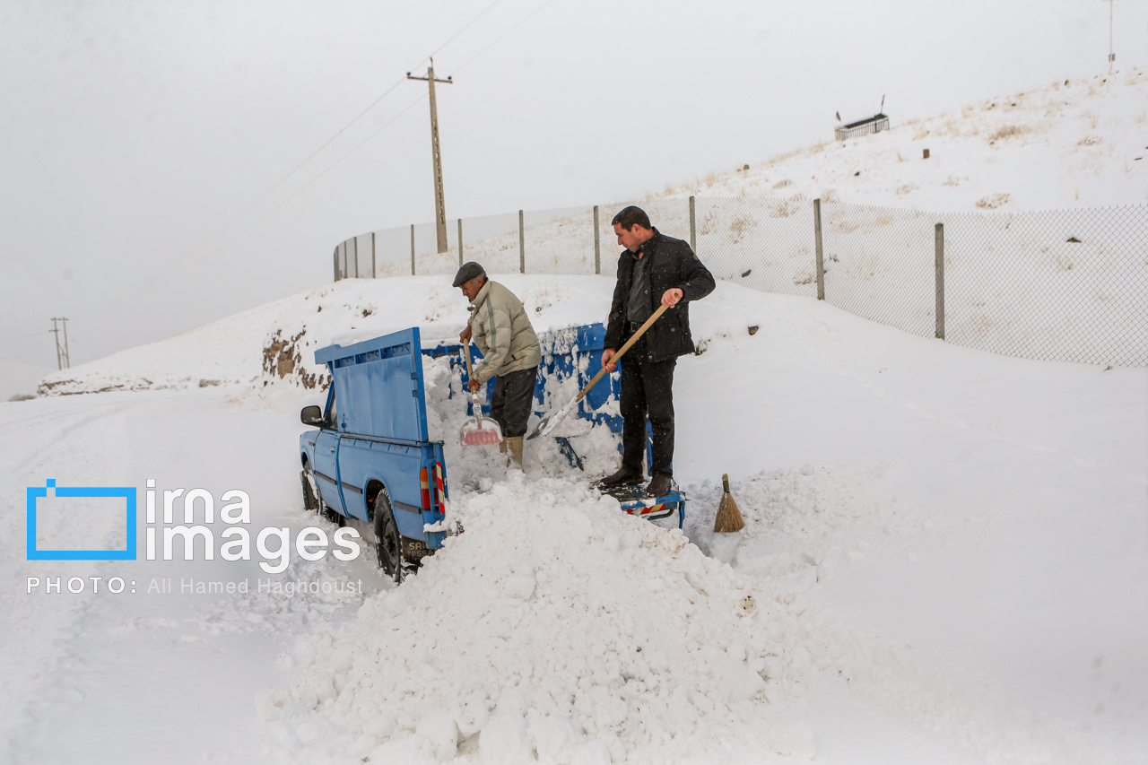 بارش برف زمستانی در روستای اسکندان اسکو