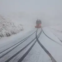 تصاویری از برف‌روبی جاده الموت