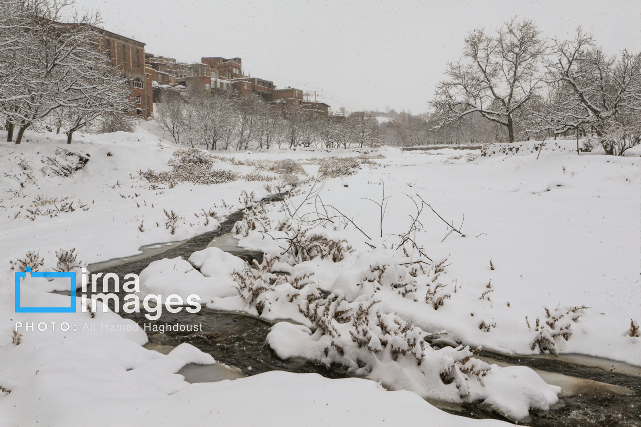 بارش برف زمستانی در روستای اسکندان اسکو