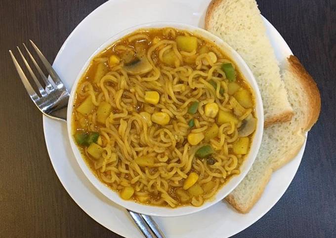 طرز تهیه نودل مرغ و سبزیجات؛ ساده، سریع و خوشمزه