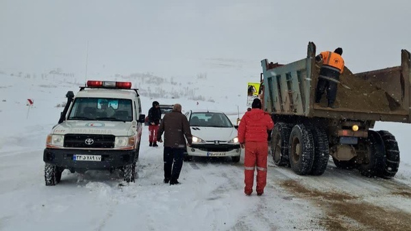 امدادرسانی به 90 هموطن گرفتار در کولاکِ گردنه مائین‌بلاغ