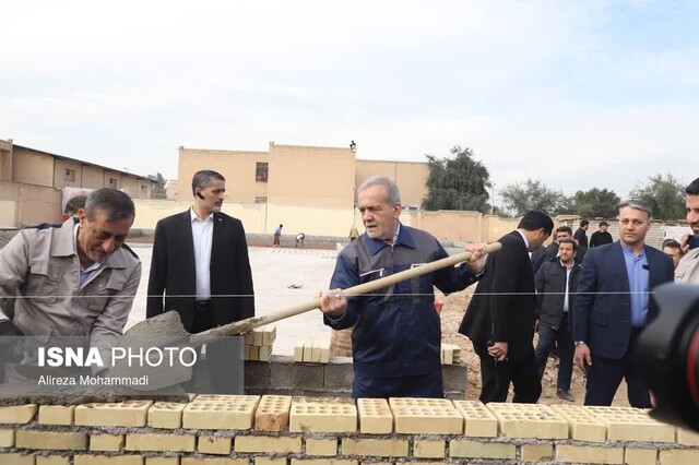 رئیس‌جمهور با لباس کارگری نخستین خشت مدرسه‌سازی مردمی را گذاشت