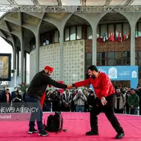 «تئاتر فجر» گرفتار در حصار فلزی؛ جشنواره دور از چشم مردم برگزار می‌شود؟  