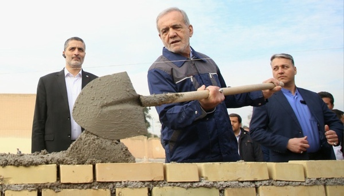 حاشیه‌های سفر پزشکیان به خوزستان؛ از بنّایی رئیس‌جمهور تا درخواست از خیران برای ساخت مدرسه