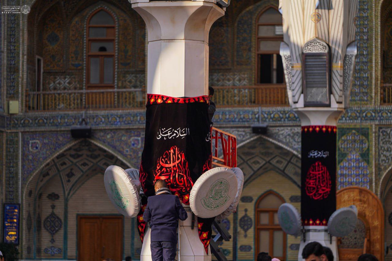 عکس/ نصب کتیبه‌های شهادت امام موسی کاظم علیه‌السلام در حرم مطهر علوی 