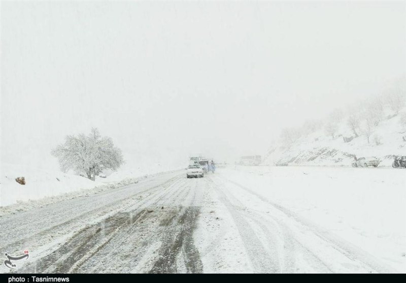 برف و باران در لرستان؛ محورهای اصلی باز است