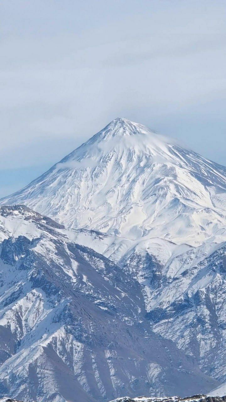 نمایی از دماوند و شهر تهران از قله کلکچال