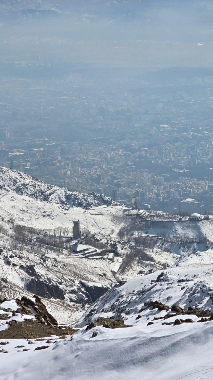 نمایی از دماوند و شهر تهران از قله کلکچال