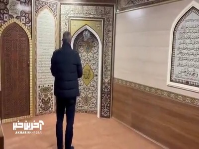 کارتال پس از اقامه نماز برای تماشای بازی به جایگاه ویژه رفت