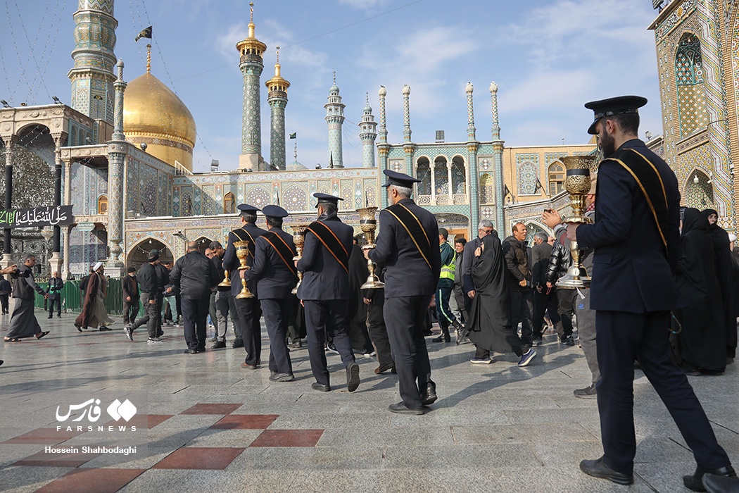 عکس/ دسته خادمان حضرت معصومه(س) در روز شهادت امام موسی کاظم(ع)