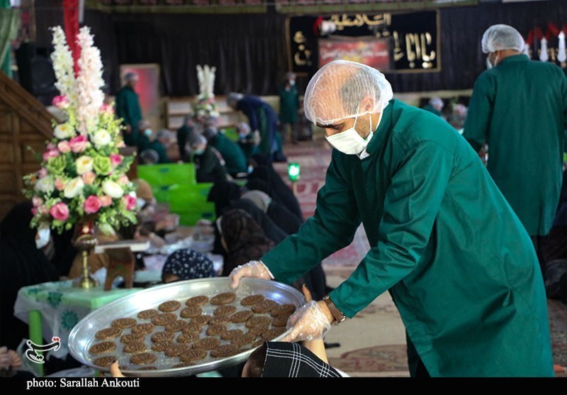 تهیه خرمابریز جلوه‌ای از ارادت کرمانی‌ها به زائران امام رضا (ع)