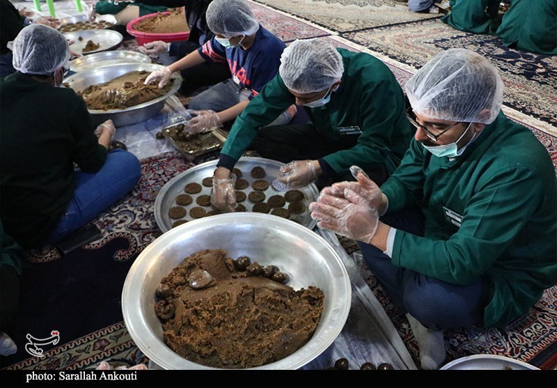 تهیه خرمابریز جلوه‌ای از ارادت کرمانی‌ها به زائران امام رضا (ع)