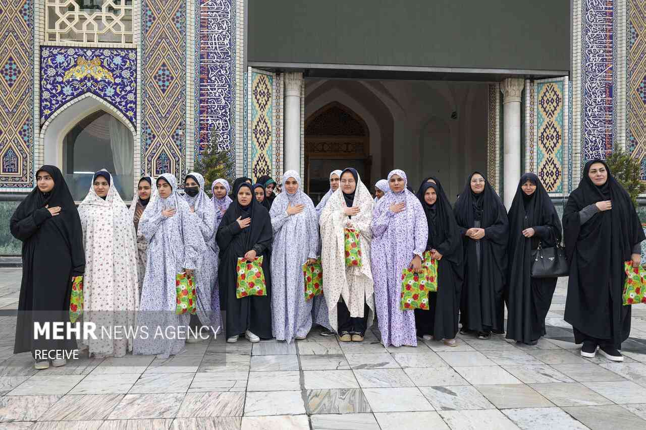 تشرف جمعی از دختران به حرم مطهر امام رضا(ع)