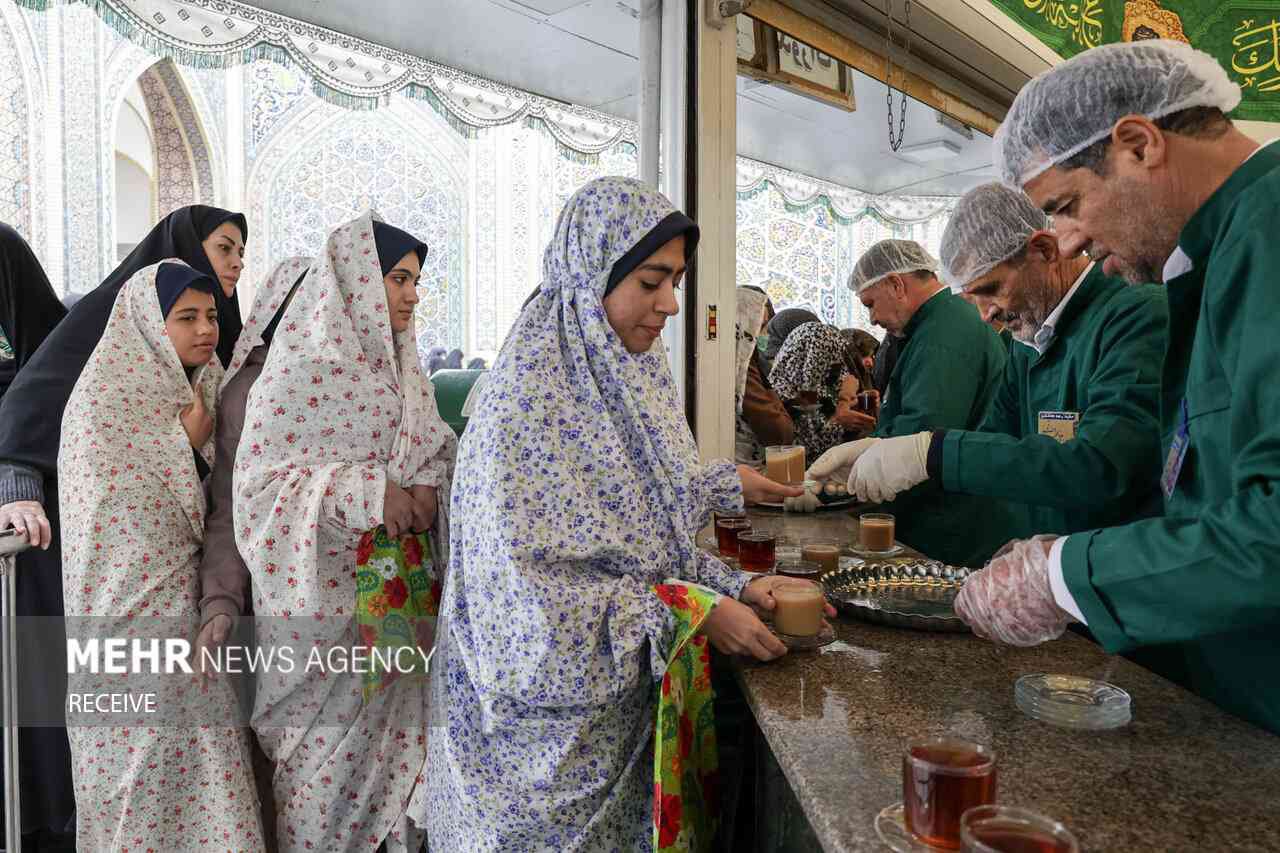 تشرف جمعی از دختران به حرم مطهر امام رضا(ع)