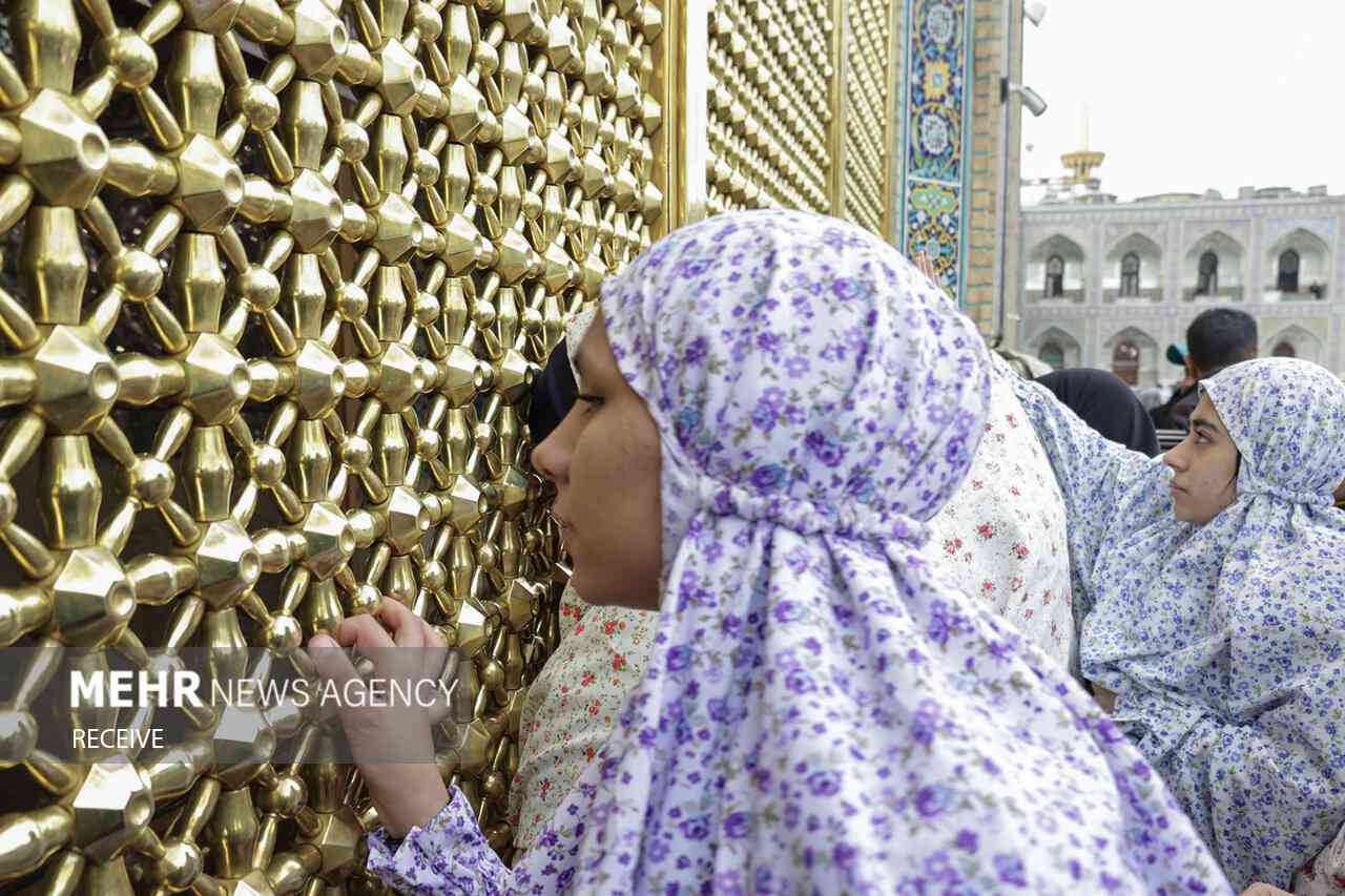 تشرف جمعی از دختران به حرم مطهر امام رضا(ع)