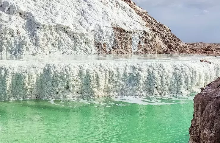 آبشار نمکی پتاس‌ در اصفهان