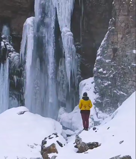 منظره زیبای برفی و یخزده آبشار کرکری