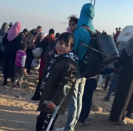 تصویری از کودک فلسطینی که با یک پا 9 کیلومتر را پیموده است