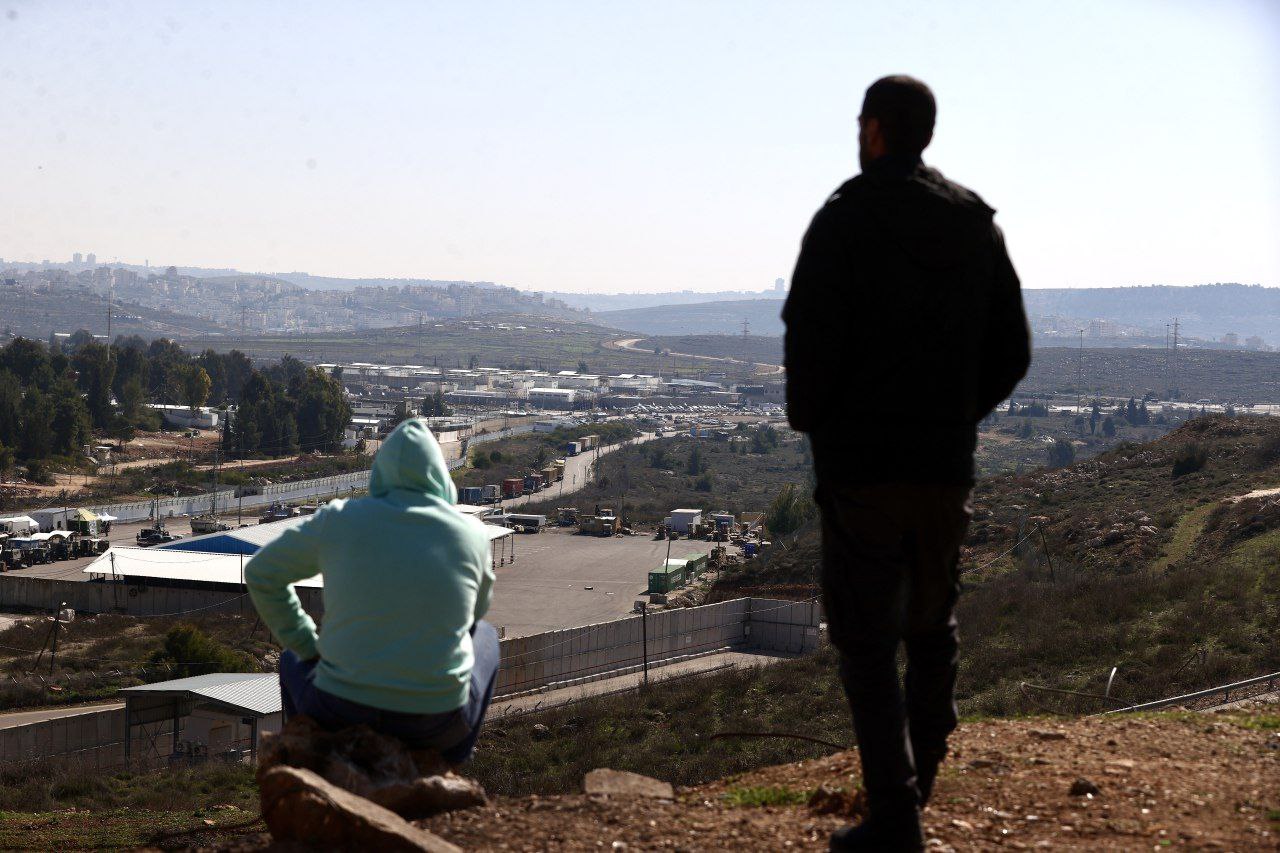 چشم انتظاری فلسطینی‌‌ها در اطراف زندان عوفر رژیم صهیونیستی