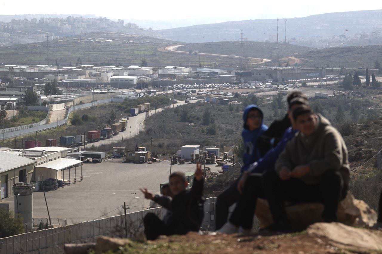 چشم انتظاری فلسطینی‌‌ها در اطراف زندان عوفر رژیم صهیونیستی