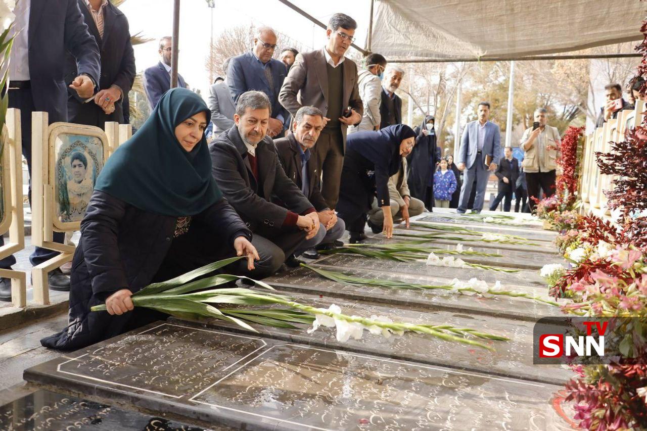 ادای احترام رئیس سازمان محیط‌زیست به مقام شامخ شهدای اصفهان