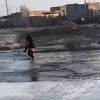 فداکاری معلم سرابی؛ خانم معلم دانش‌آموزانش را بر دوش از رودخانه می‌برد