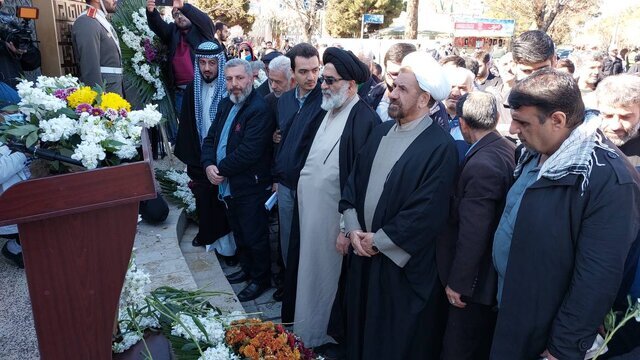 جایگاه جلوس امام خمینی (ره) در بهشت زهرا گلباران شد