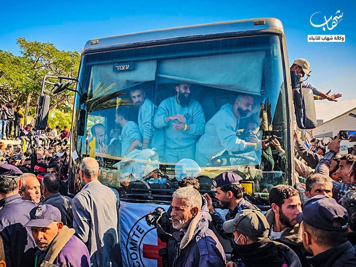 تصاویری از ورود فلسطینیان آزاد شده به خان یونس در جنوب نوار غزه