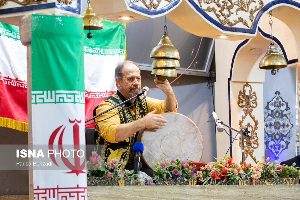 نواخته شدن زنگ انقلاب توسط وزیر ورزش و جوانان