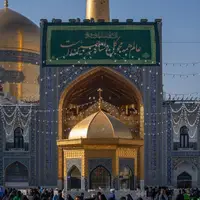 عکس/ نصب کتیبه ولادت امام حسین(ع) در حرم رضوی