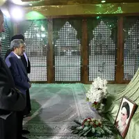 حضور احمدی نژاد در حرم امام خمینی (ره)