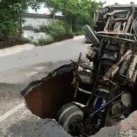 لحظه سقوط کامیون به چاله ای در سطح جاده در چین