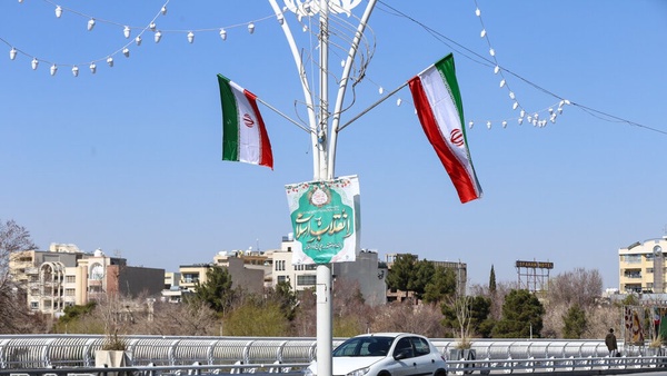 شهر ایلام با ۲۰ هزار متر ریسه پرچمی به استقبال سالگرد انقلاب رفت