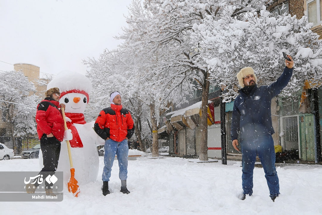 عکس/ خودنمایی زمستان با بارش اولین برف در اهر