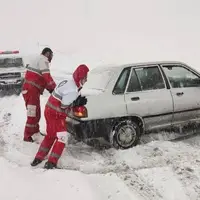 امدادرسانی به خودروهای گرفتار در برف در نهاوند