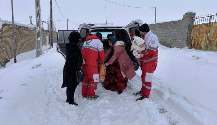 نجات جان دومین مادر باردار در برف و کولاک آذربایجان غربی