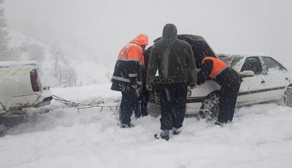 نجات ۳۰ نفر از کولاک و برف در تویسرکان