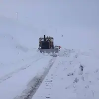 بارش برف راه ارتباطی ۱۳۶ روستای بروجرد را مسدود کرد